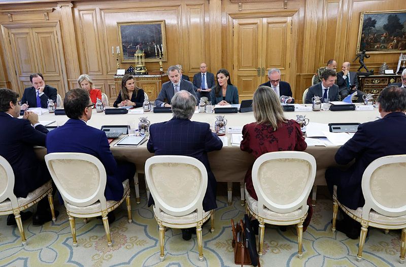 Los Reyes Felipe y Letizia en una reunión en el Palacio de la Zarzuela