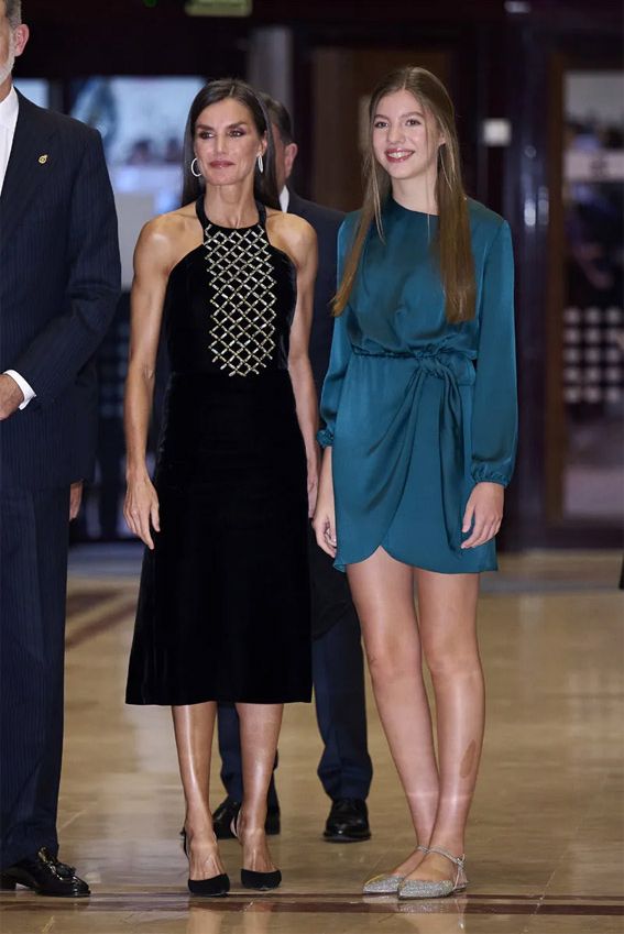 La reina Letizia impacta de rosa en el concierto previo a los Premios Princesa de Asturias 2023
