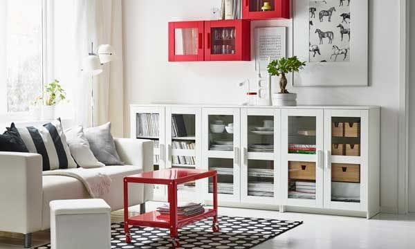 No hace falta que cambies todo el mobiliario, basta con introducir alguna pieza especial en un color atrevido, como el rojo de este salón de Ikea, para dar un toque de optimismo.
