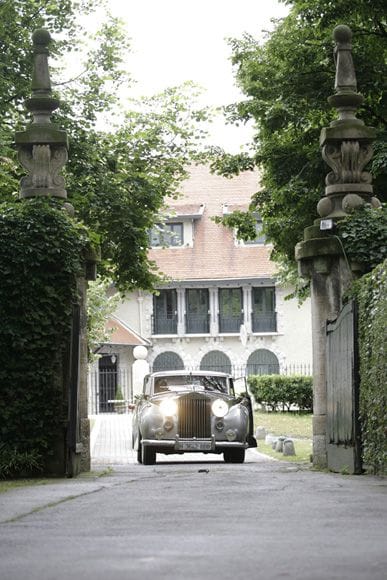 El coche de los novios, un impresionante Rolls Royce, modelo Silver Wraith, del año 1.954 y color gris, a su entrada al Palacio San Joseren de Las Arenas, propiedad de la familia Oriol, donde el chef vasco Pablo Benítez sirvió el cocktail, y el almuerzo y continuó la fiesta hasta altas horas de la madrugada