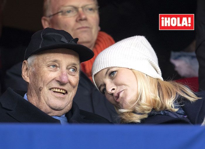 El rey Harald y la princesa Mette-Marit durante un partido de fútbol