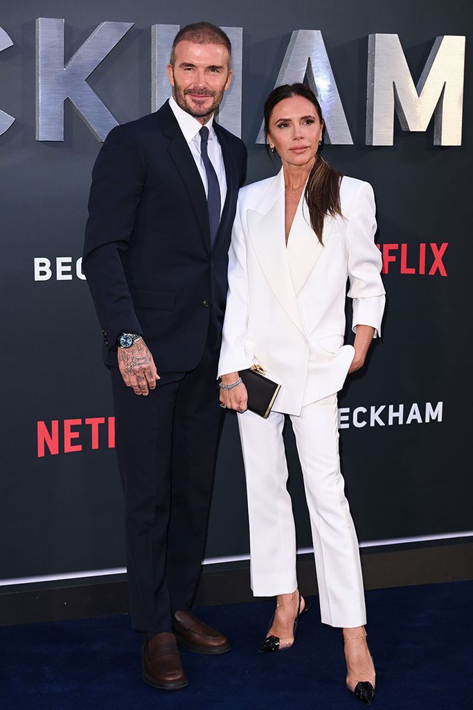 Victoria Beckham con traje blanco