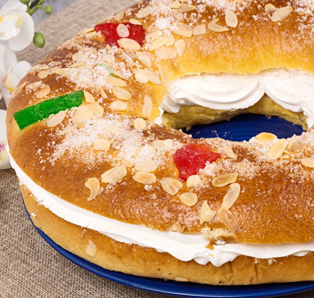 Roscón de Reyes relleno de nata