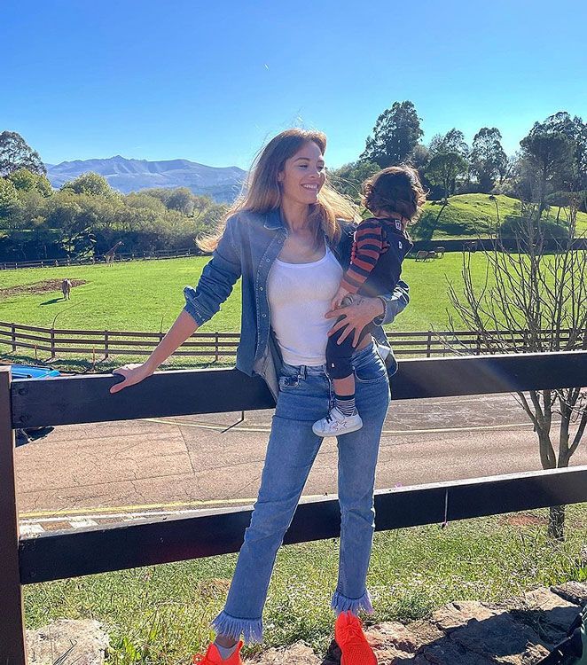 Jessica Bueno con su hijo Alejandro 