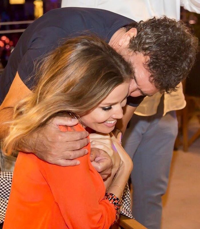 Antonio Banderas abraza a Nicole Kimpel