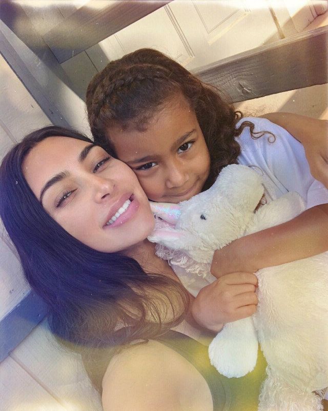 Kim Kardashian fotografa North West