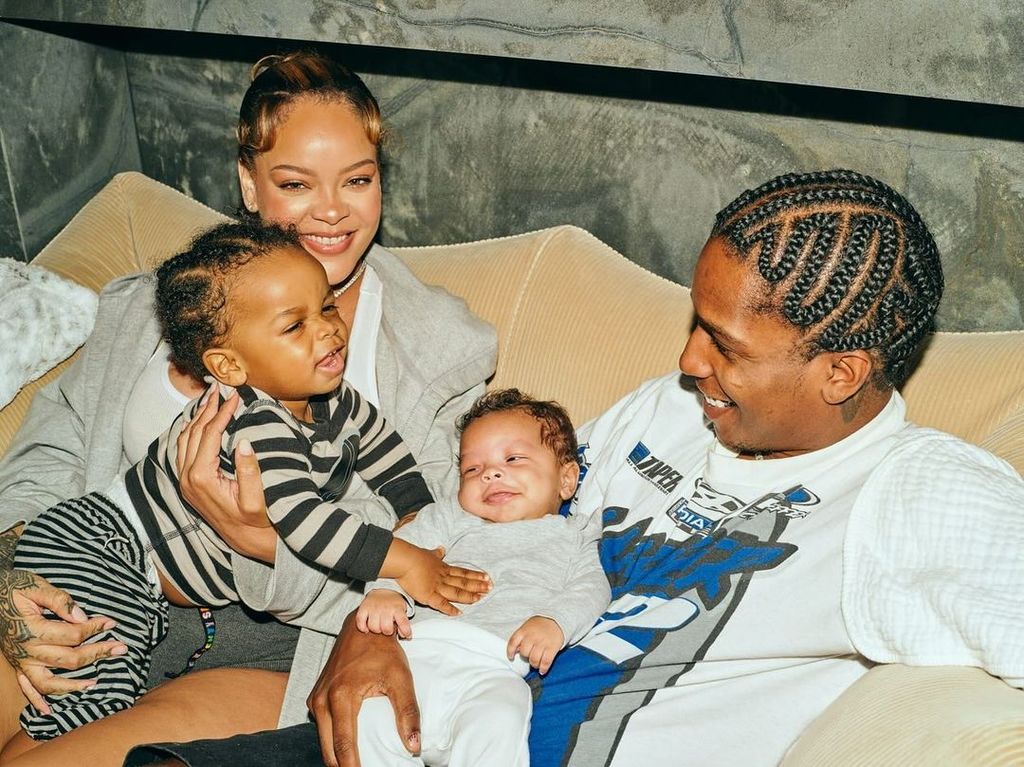 Rihanna y A$AP Rocky con sus hijos