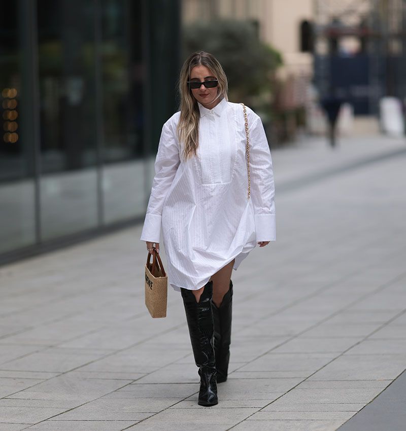 Look con vestido camisero blanco y botas cowboy