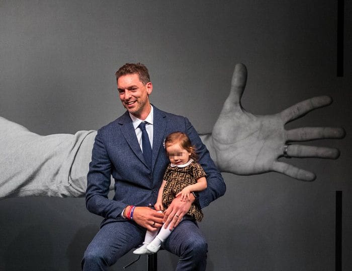 pau gasol con su hija en su retirada