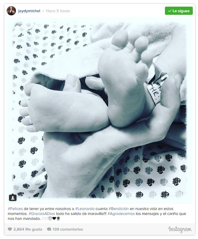 La tierna foto de su hijo recién nacido que han publicado los felices papás en sus respectivos perfiles de Instagram
