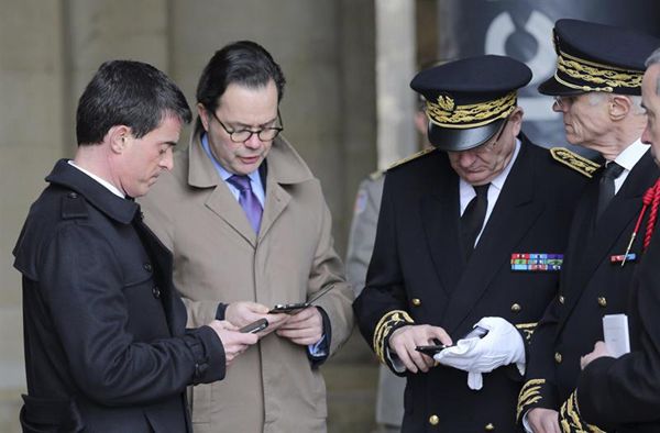 El primer ministro francés, Manuel Valls, a la izquierda, poco antes de recibir a los Reyes Felipe y Letizia en el aeropuerto de París-Orly, ha recibido la noticia del accidente del Airbus A320 que efectuaba el trayecto entre Barcelona y Dusseldorf de la compañía Germanwings, que se ha estrellado esta mañana en los Alpes
