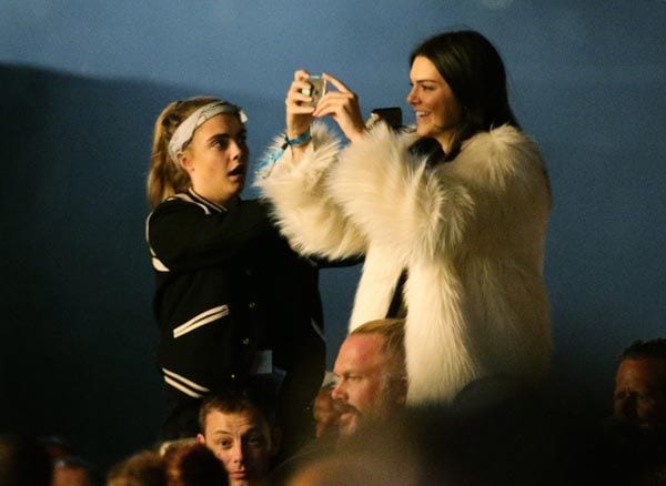 Cara Delevingne y la modelo Kendall Jenner bailaron y se lo pasaron en grande en el concierto de Kanye West
