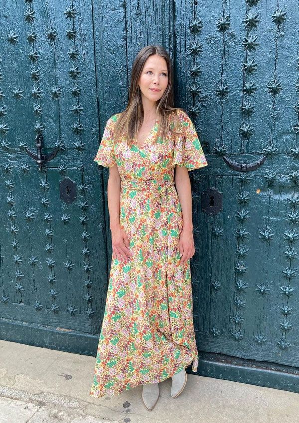 Esther Doña con vestido de flores