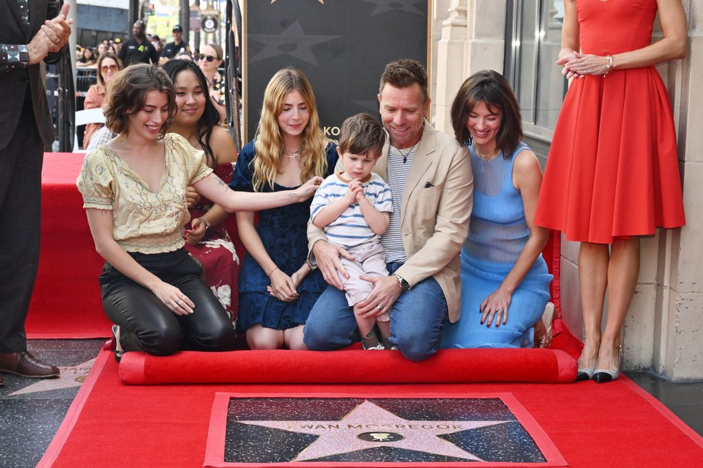 Ewan McGregor con su esposa, Mary Elizabeth Winstead, y sus hijos Clara, Anouk, Jamyan y Laurie el día que recibe la Estrella de la Fama el 12 septiembre de 2024