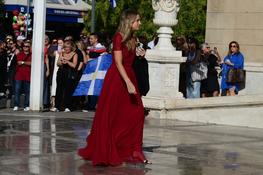 Chrysi Vardinogianni, pareja del príncipe Nicolás de Grecia, llegando a l Catedral de Atenas para la boda de la princesa Teodora