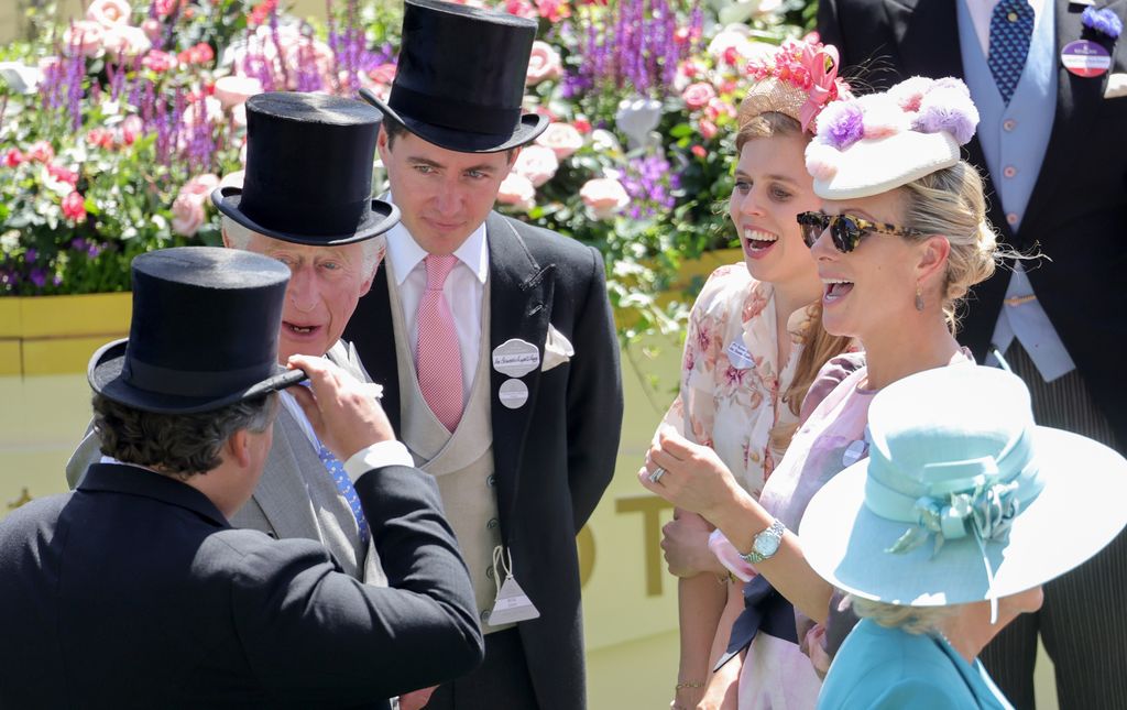 Dos imágenes del rey Carlos III con sus sobrinas, la princesa Beatriz y Zara Phillips, en las carreras de Ascot de 2022