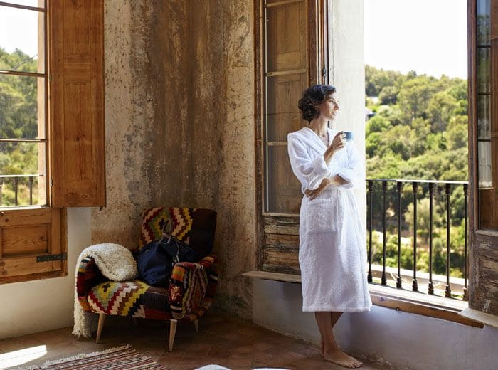 mujer relajada en un spa