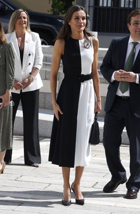 Doña Letizia con un vestido bicolor de Mango