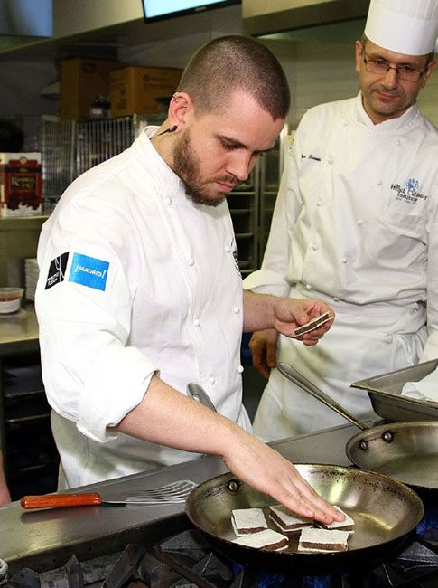 Desde que 'DiverXo' abrió sus puertas por primera vez en el año 2007 en el madrileño barrio de Tetuán, la arriesgada, radical y deliciosa cocina de Muñoz pronto comenzó a cosechar todo tipo de premios y reconocimientos. 