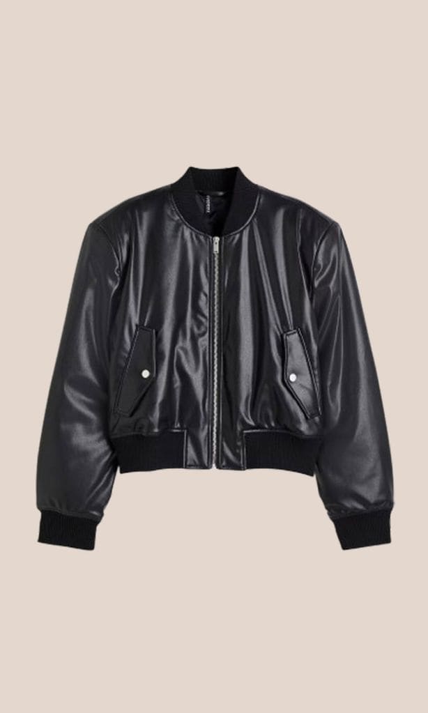 Cazadora bomber revestida con hombreras (49,99 euros)