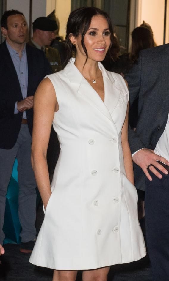 Meghan Markle vistiendo un blazer dress blanco sin mangas