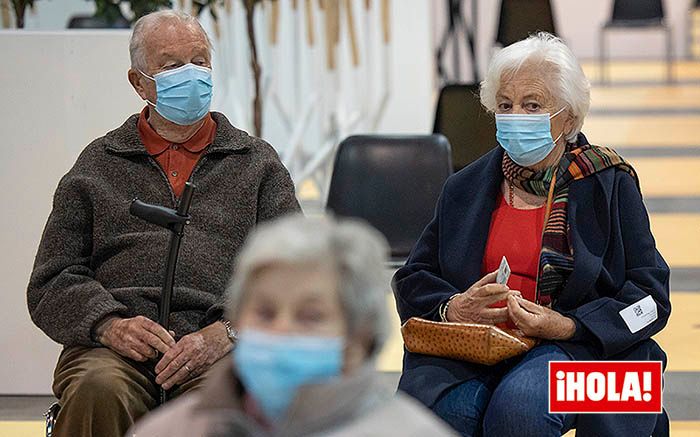 Reyes Alberto y Paola de Bélgica vacunándose