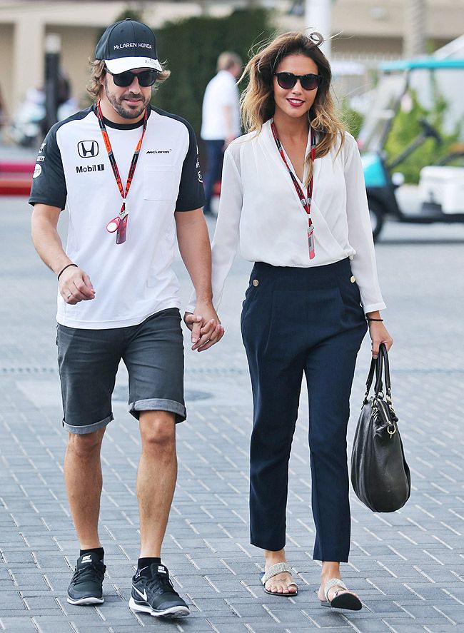 En esta jornada, Lara presumió de su look más chic y elegante con unos pantalones de talle alto azul marino con botones dorados y una blusa blanca. Como complementos, unas gafas de aire retro, maxibolso negro y sandalias.
