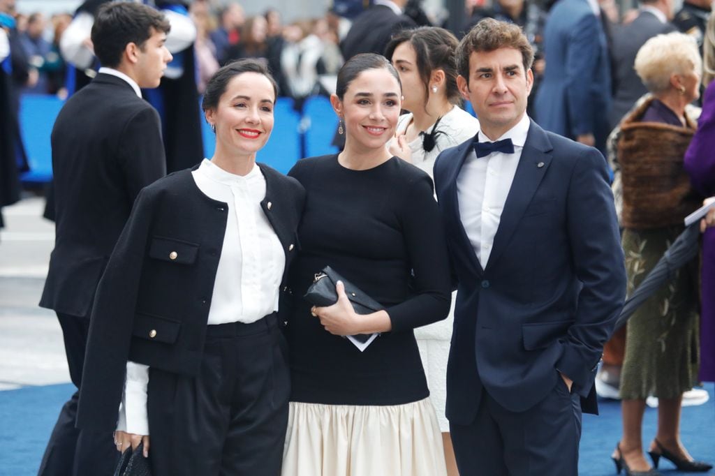 Candela Serrat con su hermana María y su marido, Daniel Muriel, en los Premios Princesa de Asturias