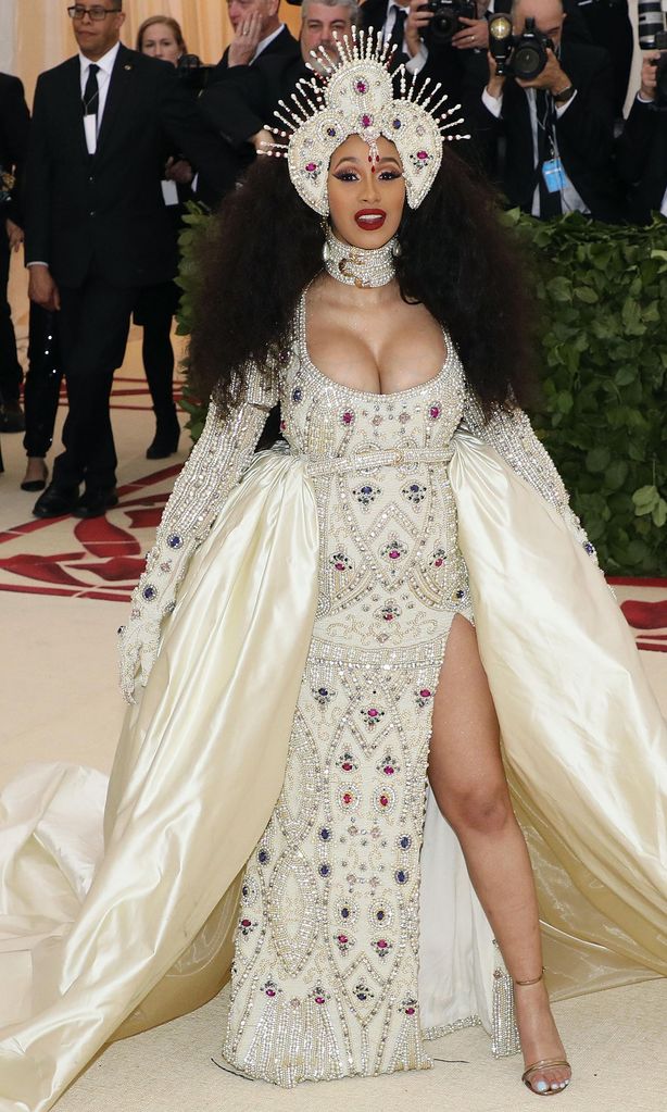 cardi b con dise o de moschino por jeremy scott