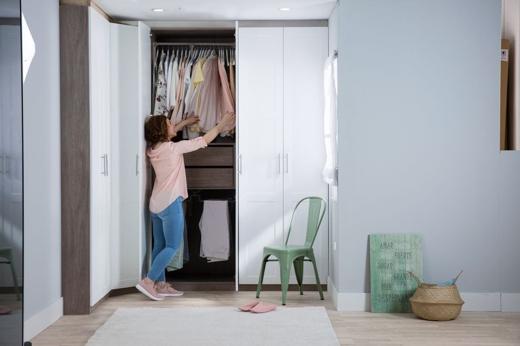 Mujer revisando ropa de armario 