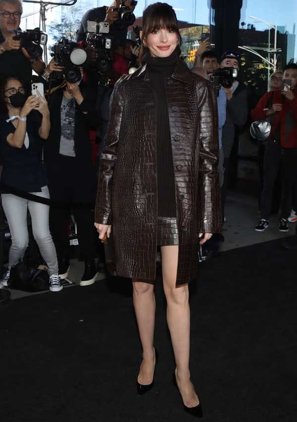 Anne Hathaway en el desfile de Michael Kors con look de 'El diablo viste de Prada'