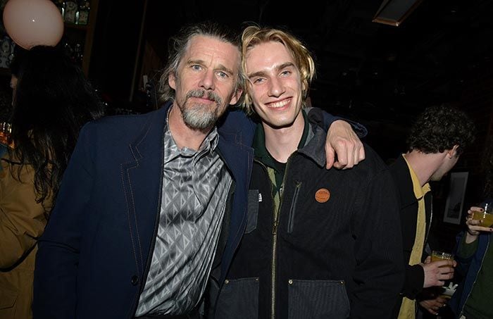 Ethan Hawke con su hijo Levon en la fiesta posterior al estreno de 'Wildcat'