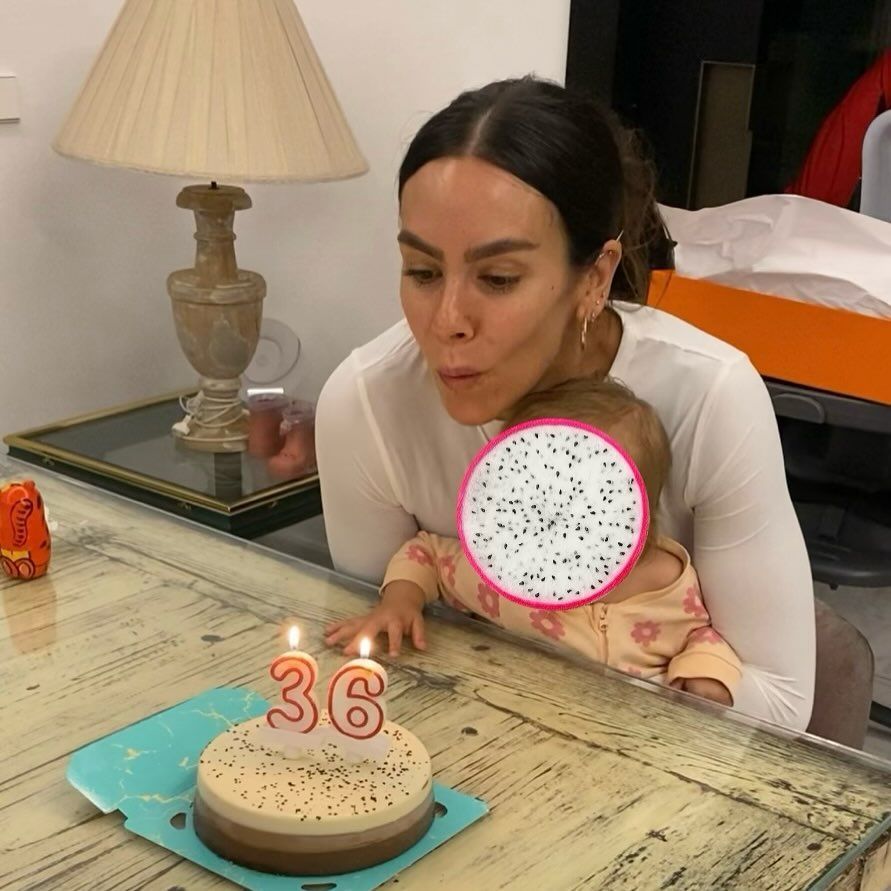 Cristina Pedroche con su hija Laia soplando las velas