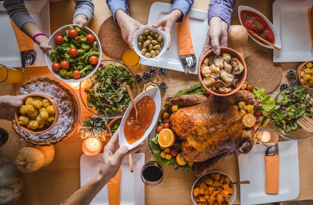 Una mesa tradicional con los elementos de Thanksgiving