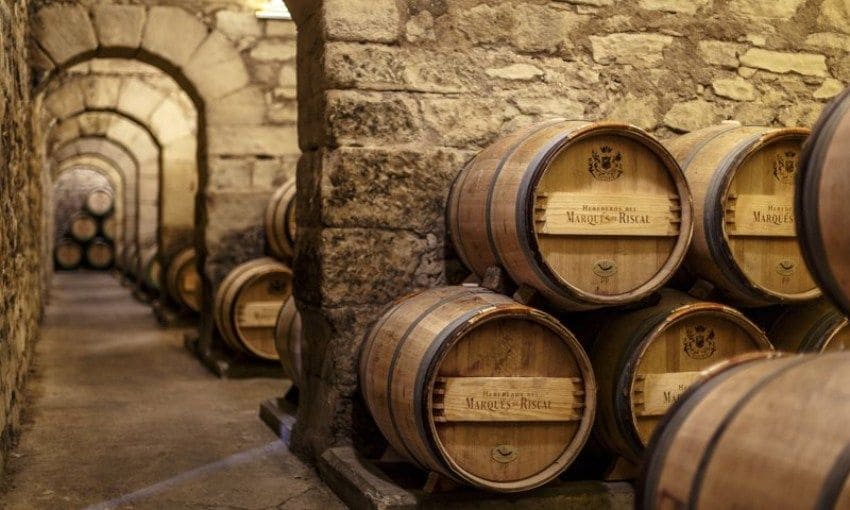 Interior de la sala de barricas de la bodega Marqués de Riscal, Álava