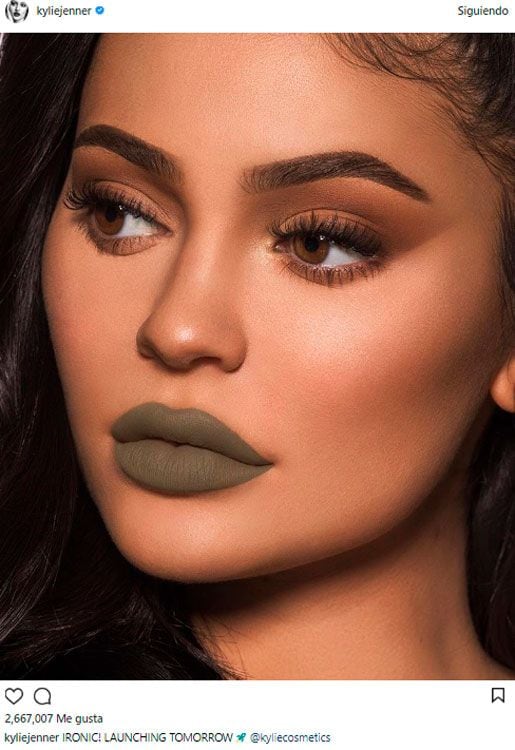 Kylie Jenner posa con los nuevos colores de su colección en su Instagram