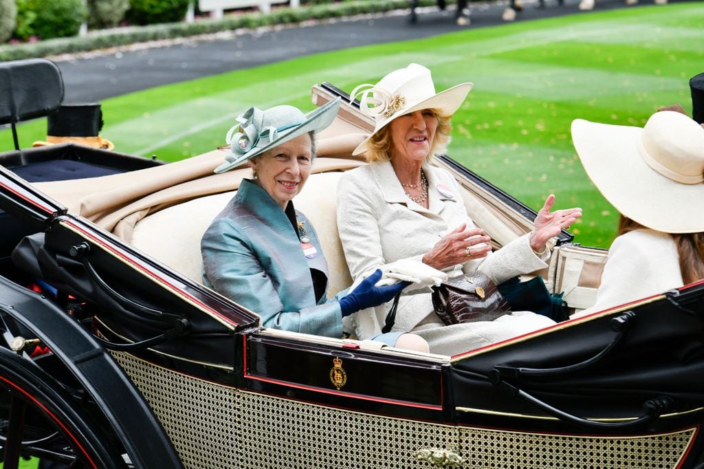 Annabel Elliot llega al primer día de las carreras de Ascot del año 2023 en mismo carruaje real que la princesa Ana, hija de Isabel II y hermana de Carlos III