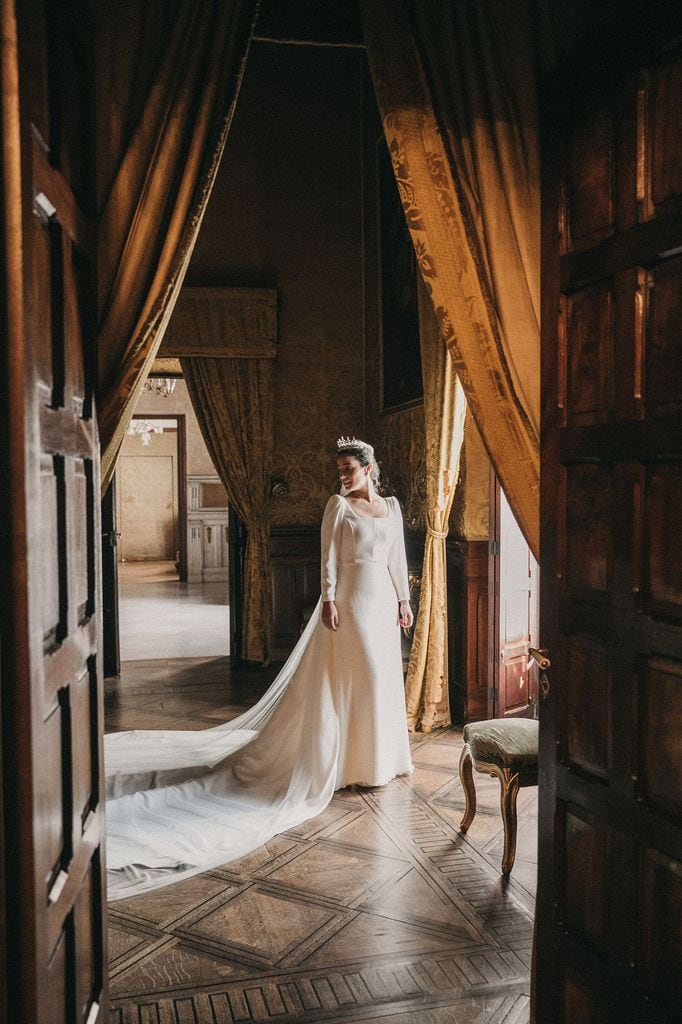 The simple removable dress that Ángela combined with a family diamond and ruby ​​tiara for her wedding in Seville