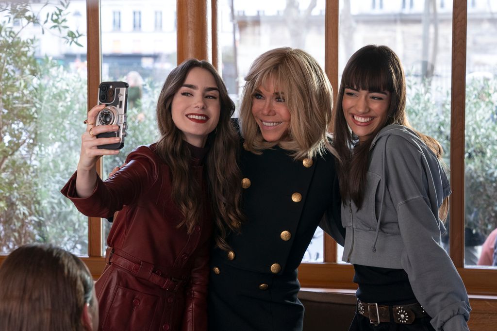 Lily Collins con Brigitte Macron y Thalia Besson en la serie