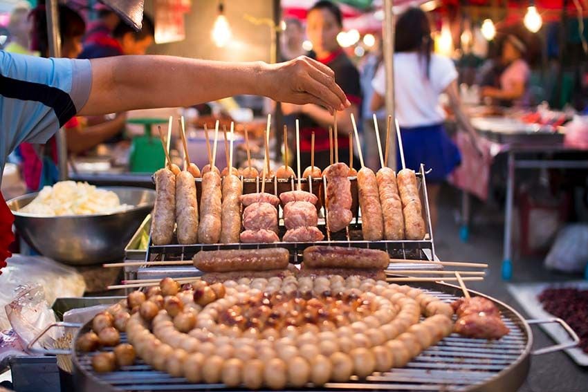 Mercado de comida en la calle de chiang mai, Tailandia