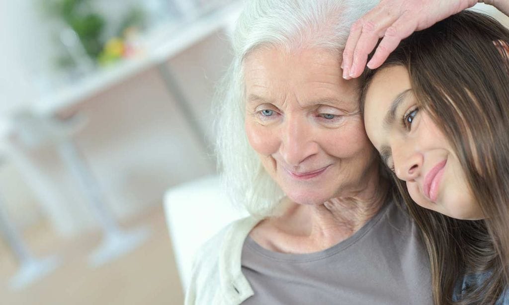 Madre con alzheimer e hija abrazándose 