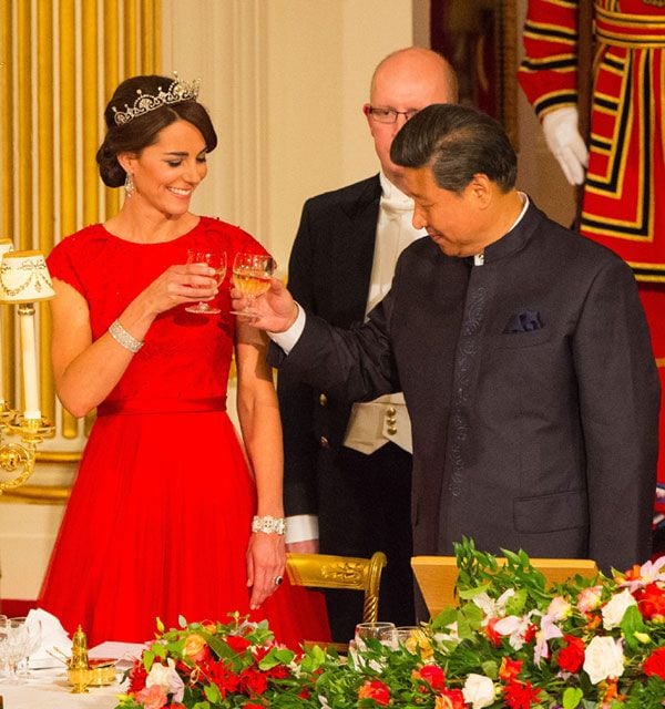 La Duquesa de Cambridge llevaba la tiara de flor de loto probablemente en deferencia al país invitado, al igual que su vestido de color rojo de Jenny Packham
