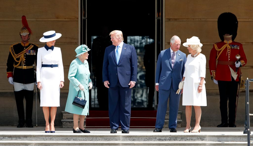 plano entero de Donald y Melania Trump con Isabel II, Carlos III y Camilla de Inglaterra