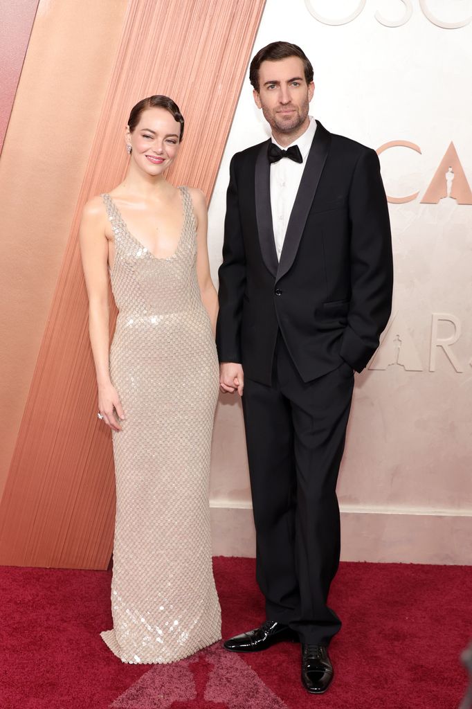 Emma Stone y Dave McCary en la 97. edición en los Premios Oscar en el Dolby Theatre