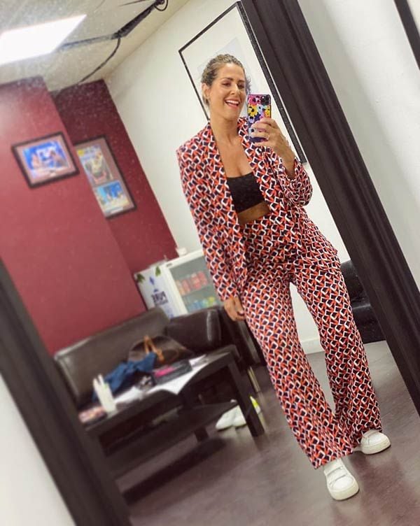 Nuria Roca con traje estampado