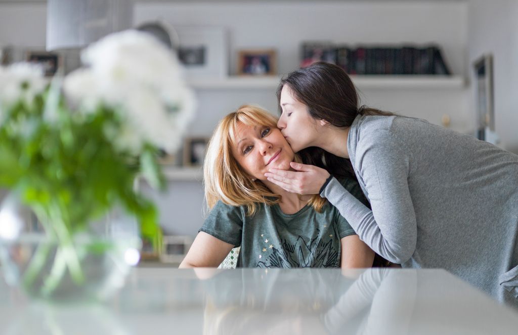 hija besando a su madre