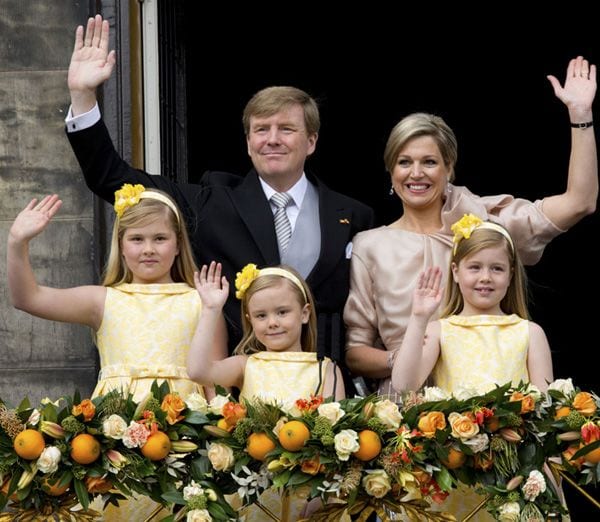 Las princesas Amalia, Alexia y Ariane de Holanda, con la melena suelta y, como complemento, unas vistosas diademas amarillas.
