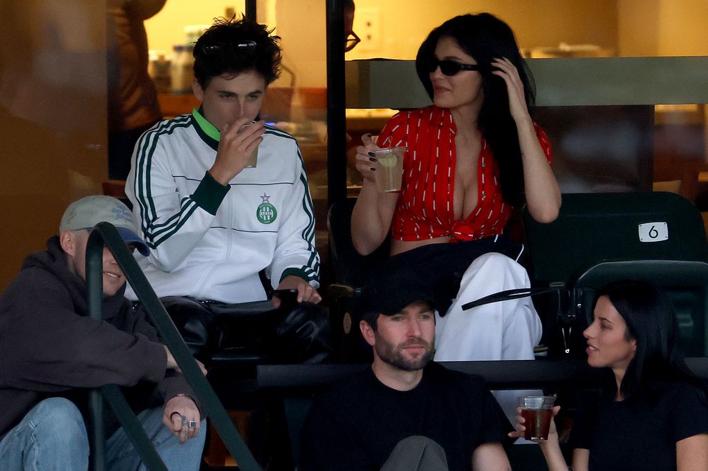 Timothee Chalamet y Kylie Jenner asisten a un partido durante el BNP Paribas Open en el Indian Wells Tennis Garden el 09 de marzo de 2025 en Indian Wells, California.