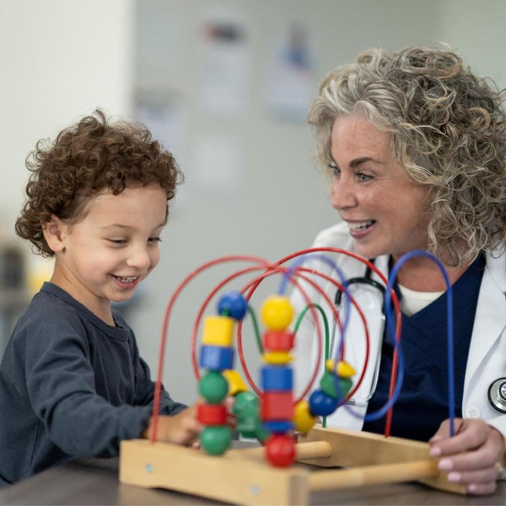 Niño con doctora