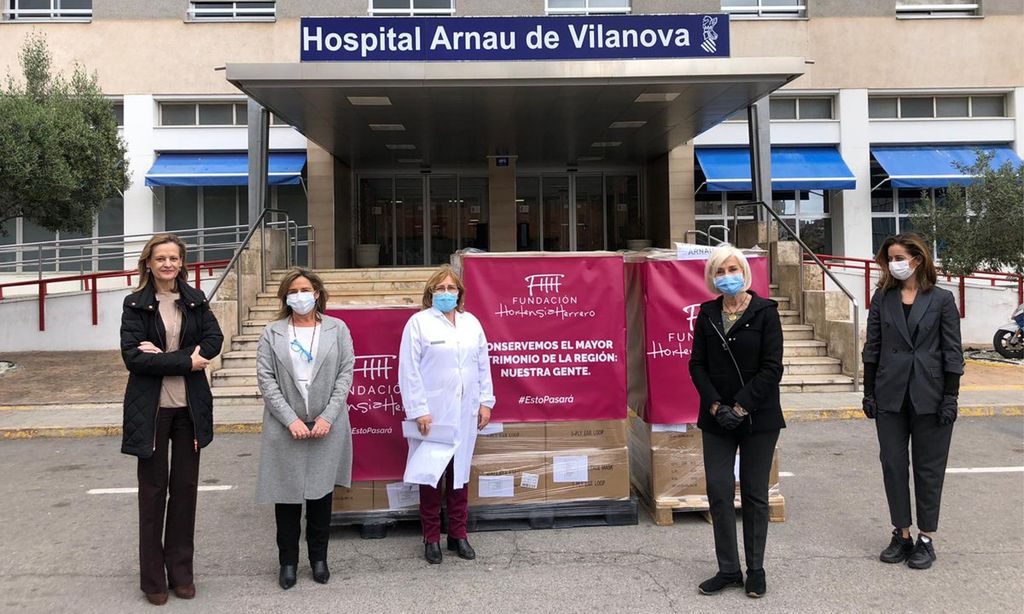 Hortensia Herrero, en abril de 2020, durante la entrega de mascarillas que donó al Hospital Arnau de Vilanova, de Valencia